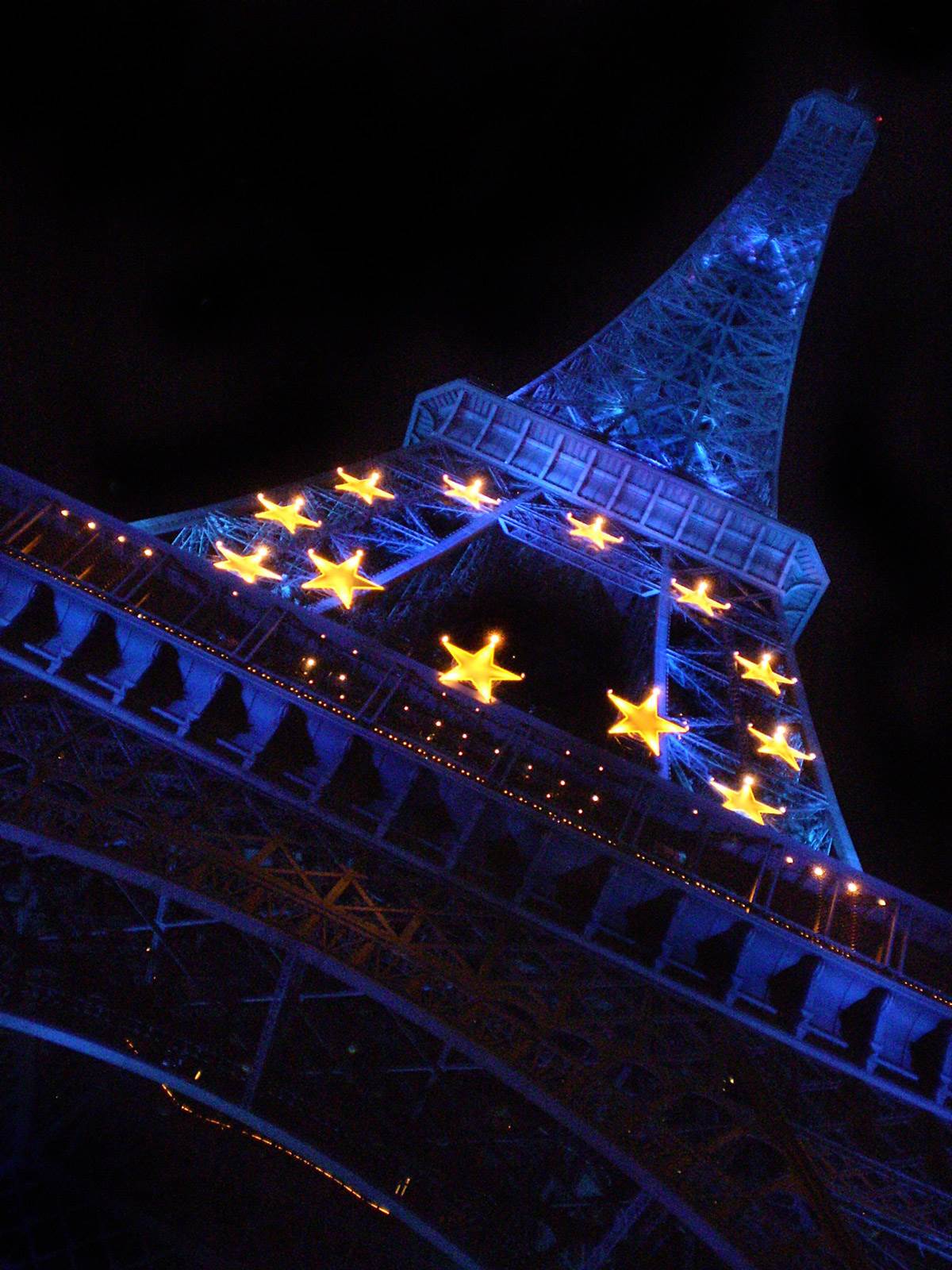 Back where it all began - my first visit to France in 2008 Eiffel Tower turns blue 2008 | The Invisible Tourist