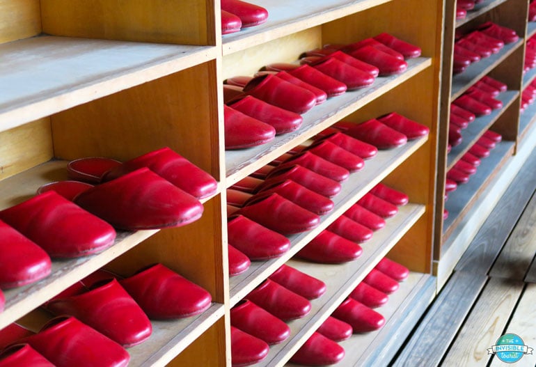 tourist site do's and don'ts Crucial Do's and Don'ts in Japan: Japanese Etiquettesays not to wear shoes indoors
